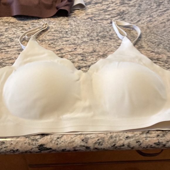 Set of 4 no clasp bras. Good for sleeping. Adjustable straps. - Picture 4 of 6